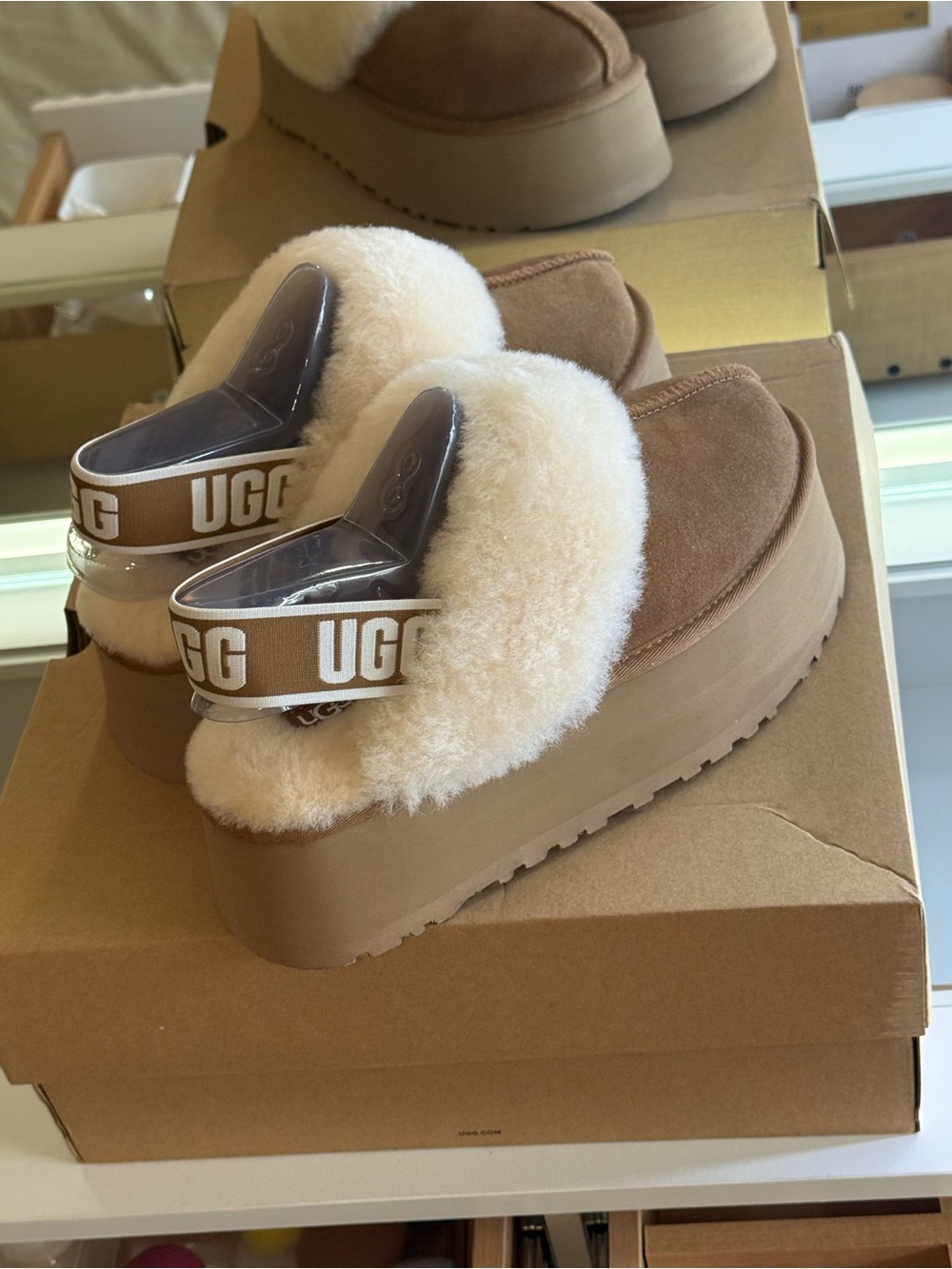 UGG Funkette Platform Slippers Chestnut Shearling Logo Strap Women’s 8 - Picture 2 of 7